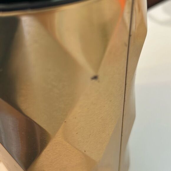 Moët & Chandon gold large tin and pink plastic glass - Picture 5 of 6